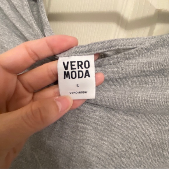 Vera Moda Grey T Shirt. Lower back. Size small. - Picture 3 of 3